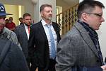 Roman Berbr a dalších 21 obžalovaných v kauze uplácení ve fotbale při zahájení soudního líčení u okresního soudu Plzeň-město.
