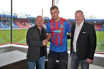 Tomáš Chorý s generálním manažerem FC Viktoria Plzeň Adolfem Šádkem (vlevo) a svým zástupcem Davidem Nehodou z agentury Nehoda Sport.