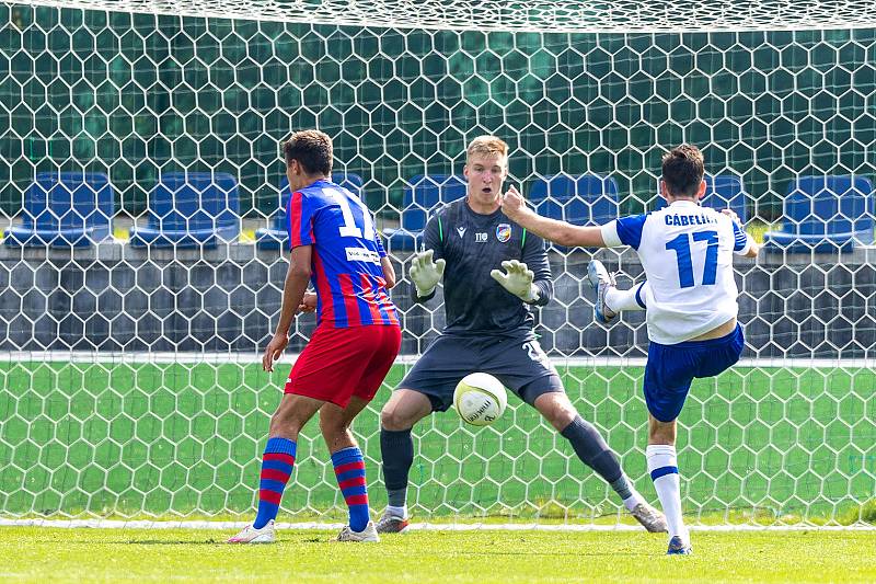 Fotbalisté záložního týmu Viktorie Plzeň (na archivním snímku hráči v červeno-modrých dresech) zdolali ve azylu ve Stodě Králův Dvůr (bílí) 4:2.