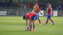 Fotbalisté FC Viktoria Plzeň B (na archivním snímku fotbalisté v červenomodrých dresech) vyhráli v Českých Budějovicích s béčkem SK Dynamo 3:0 a vyšvihli se na první místo ČFL.