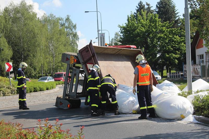 Nehoda traktoru zablokovala provoz na kruhové objedu u nemocnice v Klatovech
