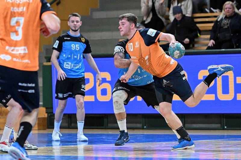 První čtvrtfinále play-off extraligy házenkářů ovládl Talent tým Plzeňského kraje, který v pátek porazil doma SKKP Handball Brno 33:25. 