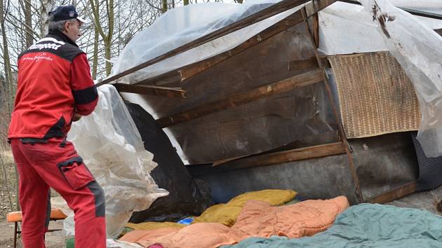 Likvidace stanového městečka bezdomovců na Slovanech.