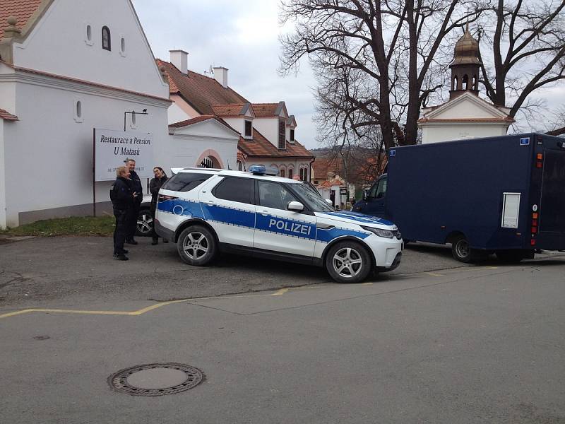 Policie u restaurace Purkmistr v Plzni-Černicích