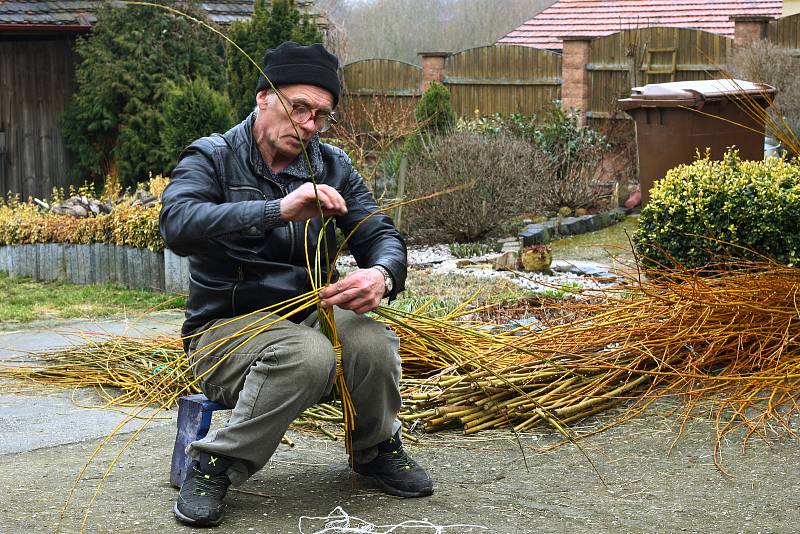 Pletení pomlázky v Kralovicích.