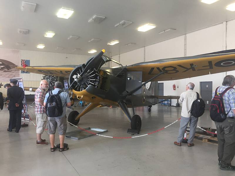 Výstava historických letadel a fotografií na letišti v Líních.