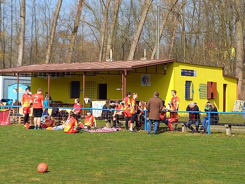 Litické fotbalové hřiště patřilo v sobotu 26. března nadšencům sportu, který se hraje na košťatech.