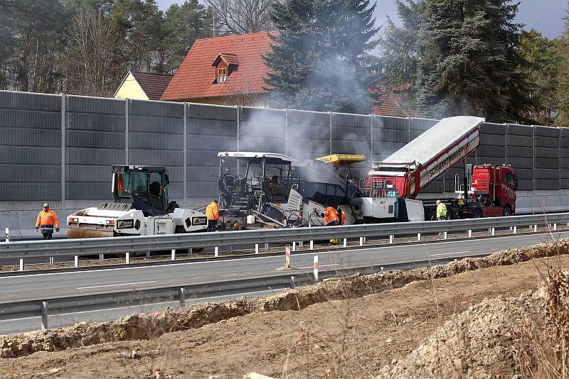 Nová čtyřproudová komunikace mezi Plzní a Třemošnou před dokončením.