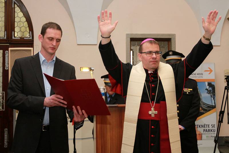 Biskup Tomáš Holub posvětil prapor městské policie