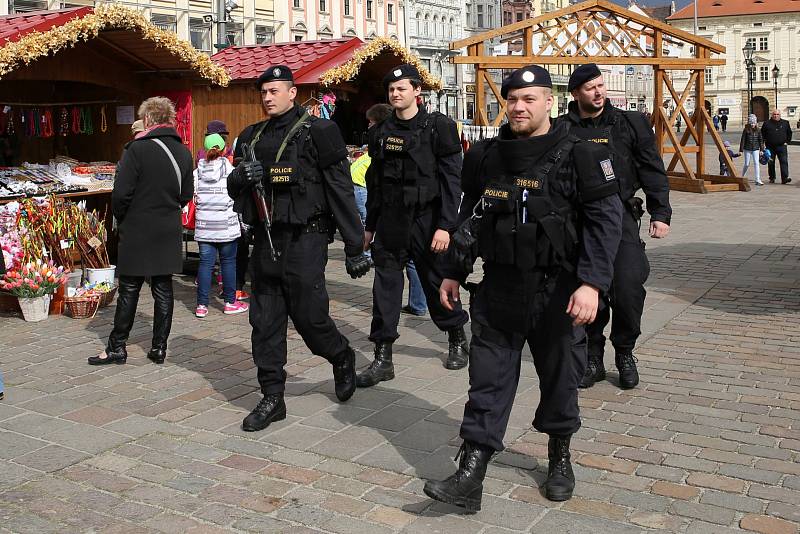 Zvýšená bezpečnostní opatření a posílené hlídky Policie ČR vyzbrojené navíc samopalem na velikonočních trzích v centru Plzně.