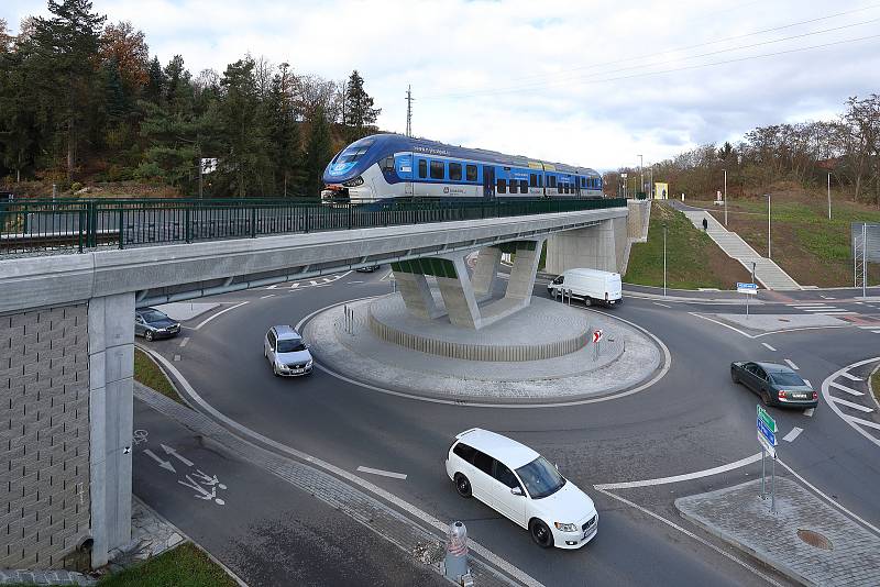 První dvě zastávky MHD se zelenou střechou v Plzni mezi kruhovými objezdy ve stanicích Nádraží Bílá Hora. Byly vybudovány v rámci výstavby první části východního okruhu. Průběh stavby i původní podobu místa přinášíme na dalších fotografiích.