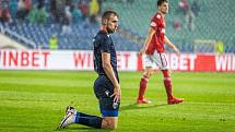 Tomáš Chorý na kolenou v neúspěšném duelu play-off Evropské konferenční ligy na hřišti CSKA Sofie.