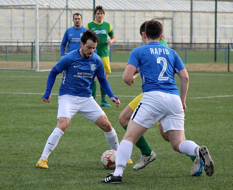 Fotbalisté plzeňského Rapidu (na archivním snímku hráči v modrých dresech) porazili Chotíkov. Naopak Tlumačov (zelení) doma utrpěl debakl, Zruči podlehl 1:5.