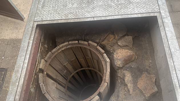 Středověká studna ve vnitrobloku Fakulty filozofické ZČU v Sedláčkově ulici 15. Archeologové ji odkryli letos v červnu.