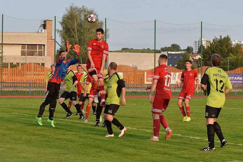 Tachov (v červeném) vs. Nečtiny (I. B třída, skupina A) 8:0.