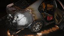 Zatím neznámý žhář útočí v Plzni na auta s ukrajinskou registrační značkou. Během víkendu se pokusil zapálit tři vozidla, jednou to zkusil i u dvou najednou.