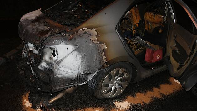 Zatím neznámý žhář útočí v Plzni na auta s ukrajinskou registrační značkou. Během víkendu se pokusil zapálit tři vozidla, jednou to zkusil i u dvou najednou.