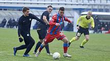 Prvním soupeřem fotbalistů Viktorie Plzeň na cestě do finále MOL Cupu byly třetiligové Přepeře, které porazili 7:0. Na snímku uniká obraně hostů Pavel Bucha.