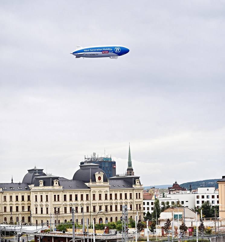 Fotografie průletu vzducholodi ZF Zeppelin od čtenářů Deníku.