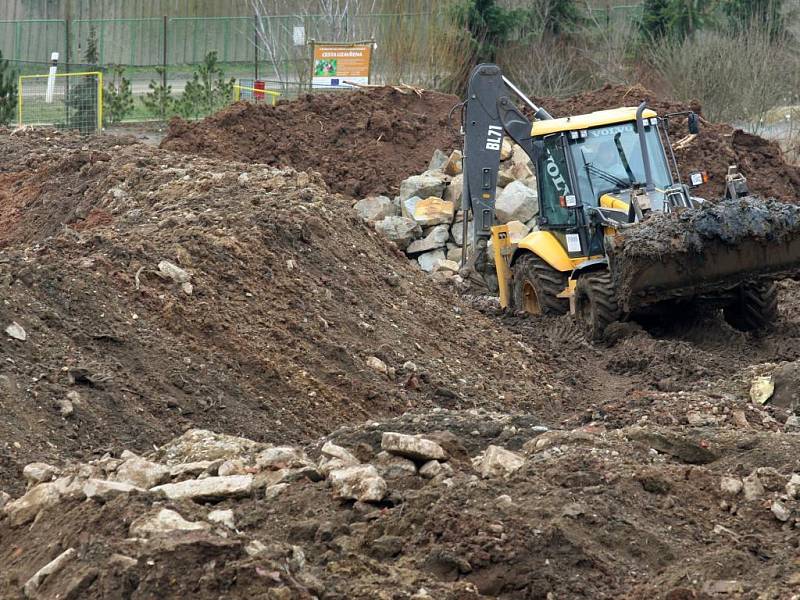 Nové expozice africké savany, pralesa a asijské stepi osídlí v zoo žirafy, nosorožci a pandy červené. Zatím tu ale řádí bagry...