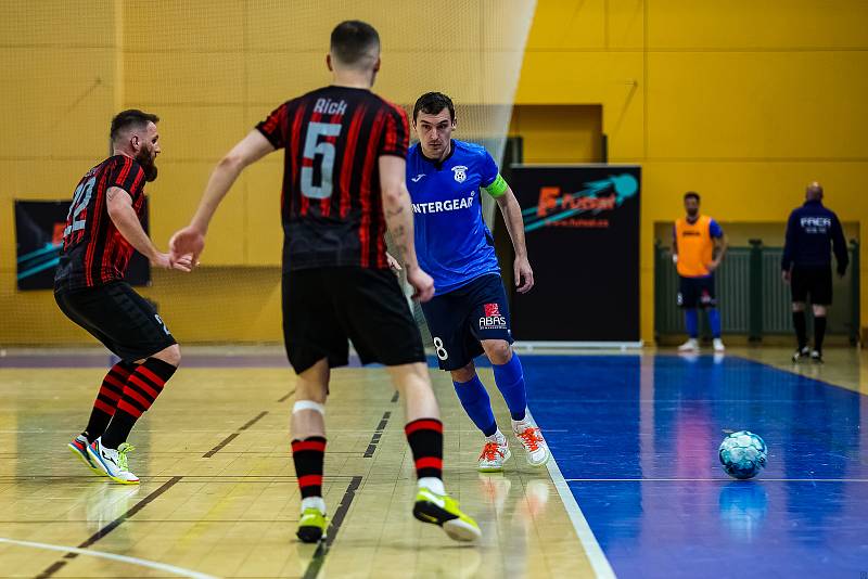 Interobal Plzeň - Chrudim (v modrém), 2. finále play-off 1. Futsal ligy, 6. května 2022.