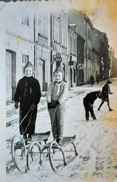 Šestiletá Marie Kóšová se svou kamarádkou v Kollárově ulici. Snímek je z archivu její dcery Marie Pechové a pochází z roku 1943