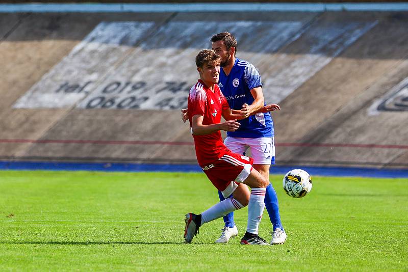 Fotbalisté SK Petřín Plzeň (na archivním snímku hráči v červených dresech) remizovali v přípravném utkání s kombinovaným týmem béčka a staršího dorostu Viktorie Plzeň 3:3.