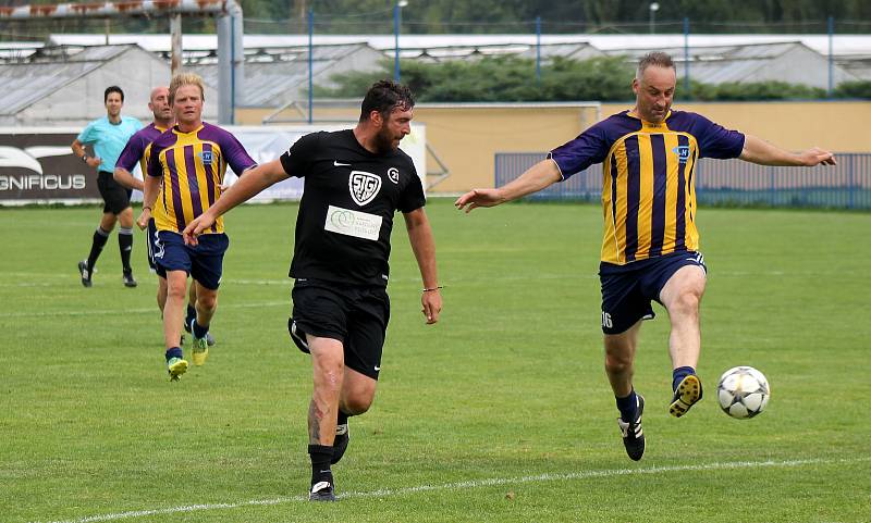 Oslavy 100 let SK SENCO Doubravka: Stará garda SK SENCO Doubravka - Sigi Team (černí) 4:4.