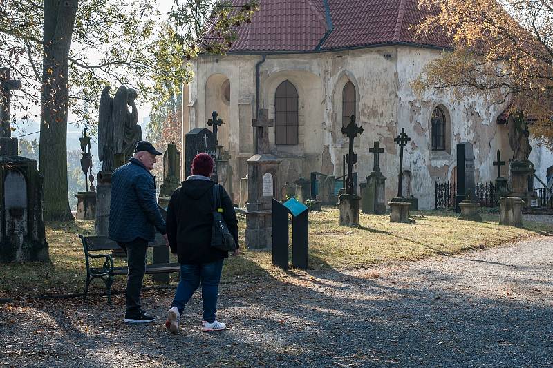 Přípravy na Dušičky v Plzni, lidé začínají najíždět na hřbitovy.