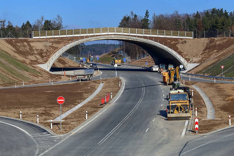 Městský obchvat Západní okruh je hotový. Podívejte se, jak nejdůležitější dopravní stavba posledních let v Plzni vypadá. Celou jsme ji projeli a pořídili pro vás tyto fotografie a videa.