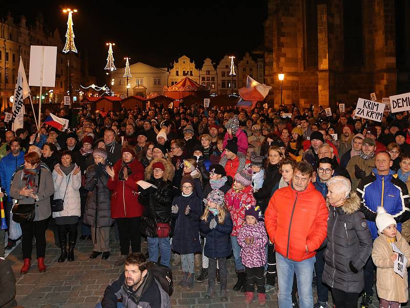 Shromáždění k výročí Sametové revoluce na náměstí Republiky v Plzni.