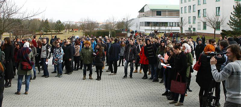 Studenti Západočeské univerzity v Plzni se ve čtvrtek zapojili do protestu #VyjdiVen.