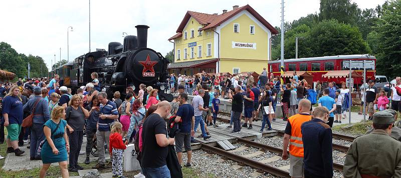 Parní vlak s lokomotivou řady 434.2. dovezl mnoho příznivců lokálek na oslavy 120 let lokální trati Pňovany – Bezdružice. Hlavním lákadlem oslav, které pokračují i v neděli, jsou jízdy historickými vlaky.