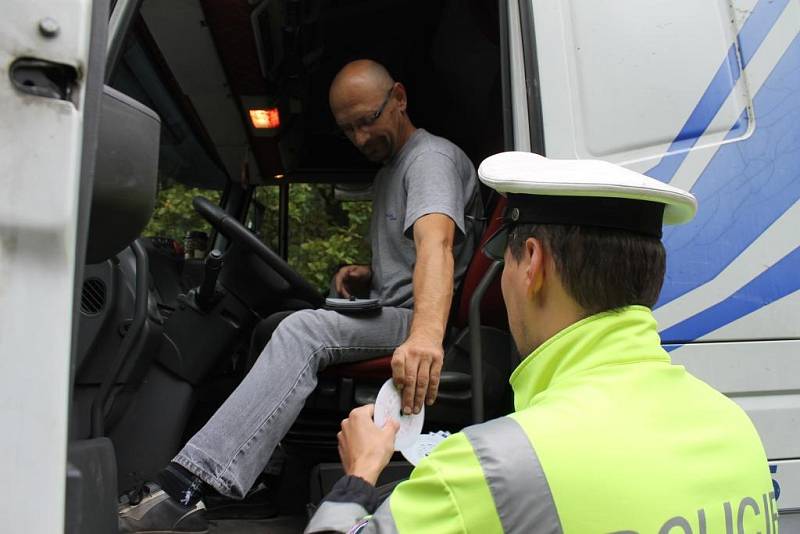 Policisté kontrolovali řidiče nákladních aut u Plas