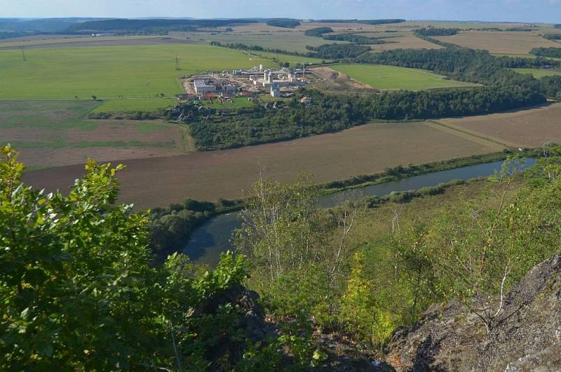 Fotografie Majáku Ptyč, které obíhají internetem. Mocná tloušťka betonových zdí připomínající vojenské bunkry budí respekt