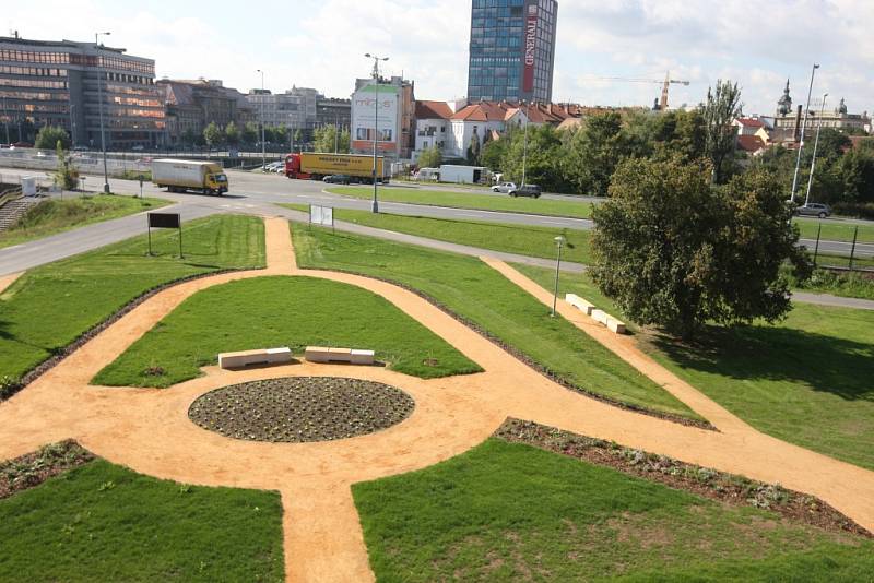 Kdysi nevlídná část Plzně mezi pivovarem a fotbalovým stadionem prokoukla, můžete sem s bruslemi, kolem i jen na procházky u řeky.