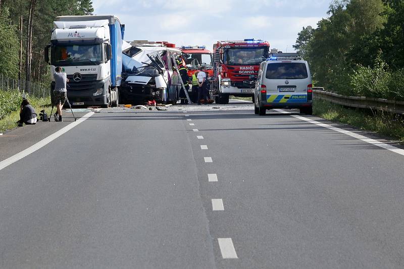 Dopravní nehoda autobusu a kamionu.