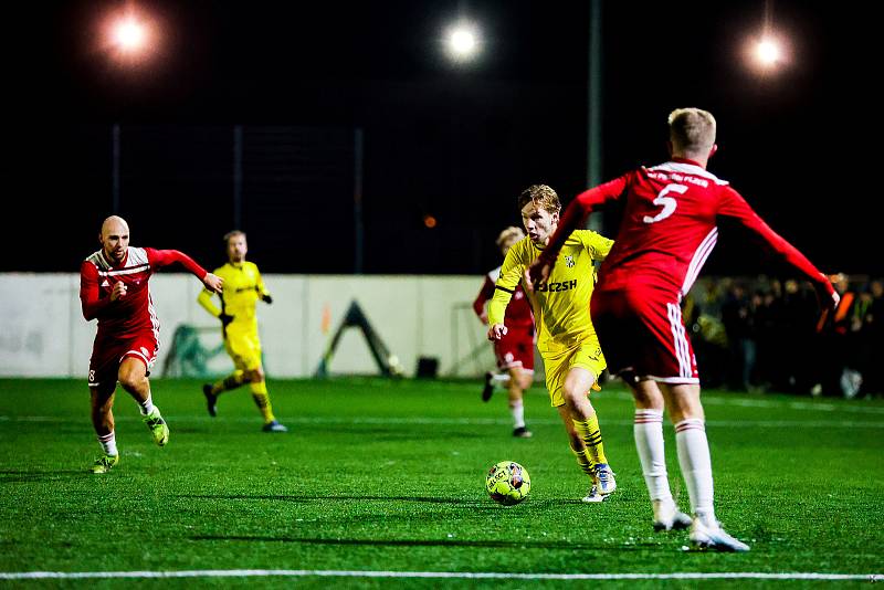 15. kolo krajského přeboru: SK Petřín Plzeň B - TJ Sokol Lhota (na snímku fotbalisté ve žlutých dresech) 5:1 (3:0).