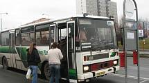 Lidé nastupují na autobus do Kralovic na zastávce Plzeň, Bolevec, u železniční zastávky, kde ale většina spojů vůbec stavět neměl. Podle nového jízdního řádu mají totiž stavět na 800 metrů vzdálené zastávce Okounová. O ní ale řidiči do včerejška nevěděli.