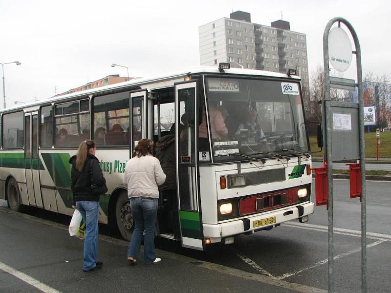 Lidé nastupují na autobus do Kralovic na zastávce Plzeň, Bolevec, u železniční zastávky, kde ale většina spojů vůbec stavět neměl. Podle nového jízdního řádu mají totiž stavět na 800 metrů vzdálené zastávce Okounová. O ní ale řidiči do včerejška nevěděli.