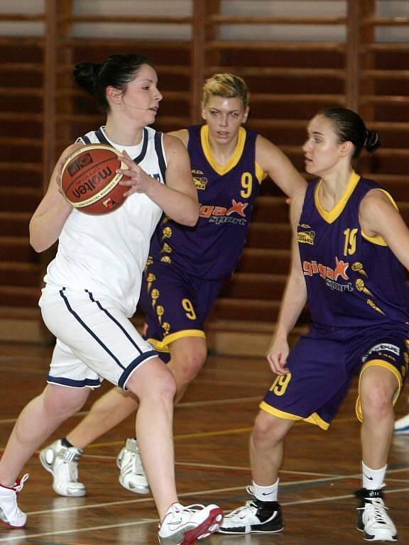 Basketbalistka BaKu Plzeň Kristýna Krajčovičová (v bílém) se probíjí obranou Slovanky Praha B v sobotním duelu II. ligy žen