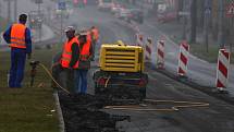 Asi v 300 metrů dlouhém  úseku je  na Domažlické třídě sveden provoz jen do jednoho pruhu. Řidiči musí sundat nohu z plynu