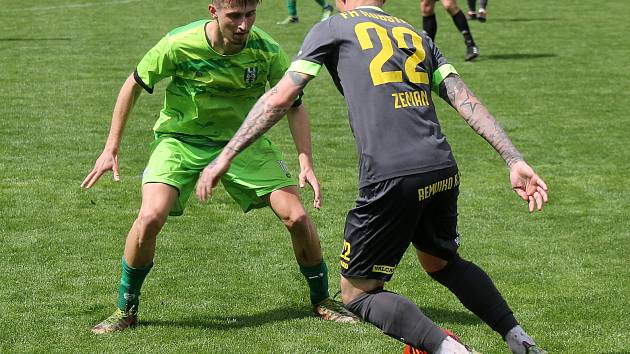 FORTUNA ČFL, skupina A (24. kolo): FK Loko Vltavín (na snímku fotbalisté v zelených dresech) - FK ROBSTAV Přeštice (tmavé dresy) 3:2.