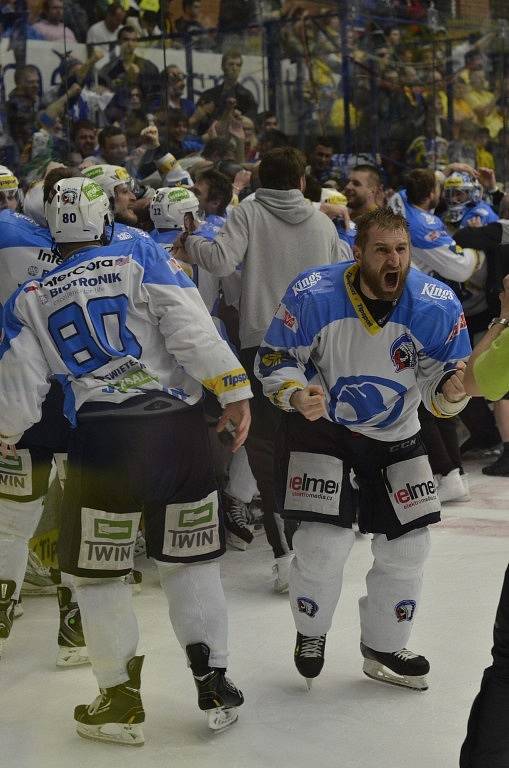 Hokejisté oslavují zisk historicky prvního titulu mistra na stadionu ve Zlíně