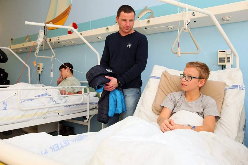 Díky dražbě dresů plzeňských hokejistů získalo dětské oddělení Kliniky ortopedie a traumatologie pohybového ústrojí ve Fakultní nemocnici Plzeň tři speciální polohovatelná lůžka.