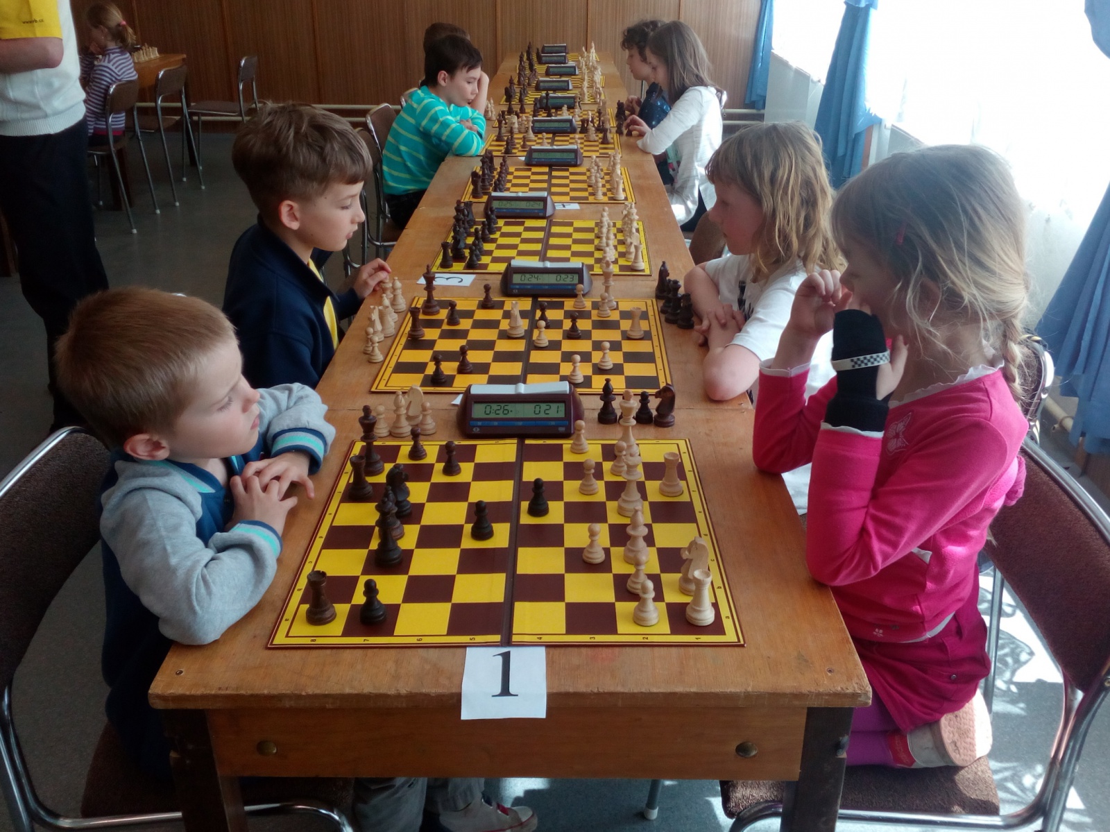 Nejmladší šachisté seděli na patách a šlo jim o šustrmat - Plzeňský deník