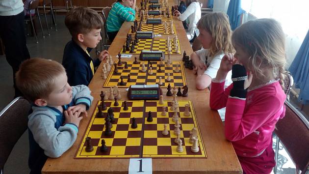 Nejmladší šachisté seděli na patách a šlo jim o šustrmat - Plzeňský deník