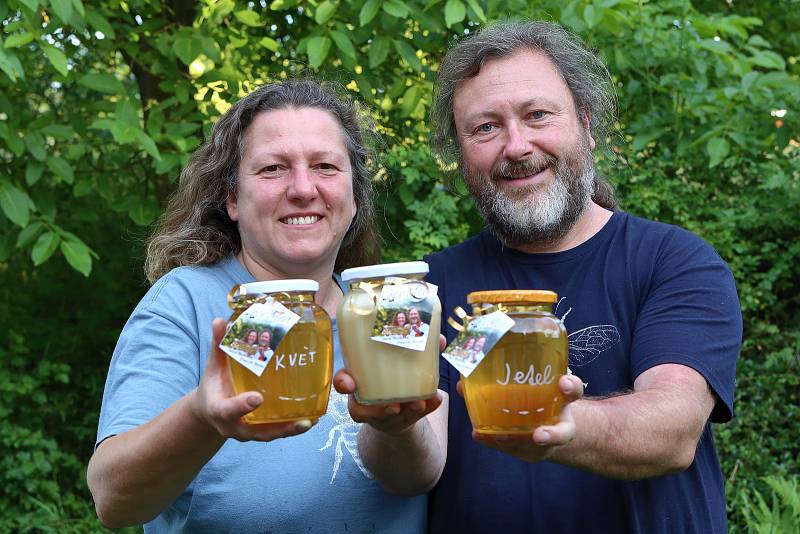38 - Jana Berková a Daniel Beran zvaný Sojka se včelaření věnují přes pět let. Obhospodařují zhruba 100 včelstev na sedmi včelnicích na Plzeňsku.