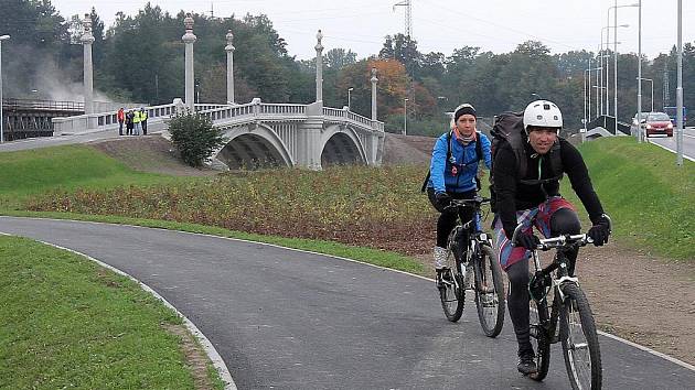 Masarykův most na Jateční ulici v Plzni slouží cyklistům a chodcům