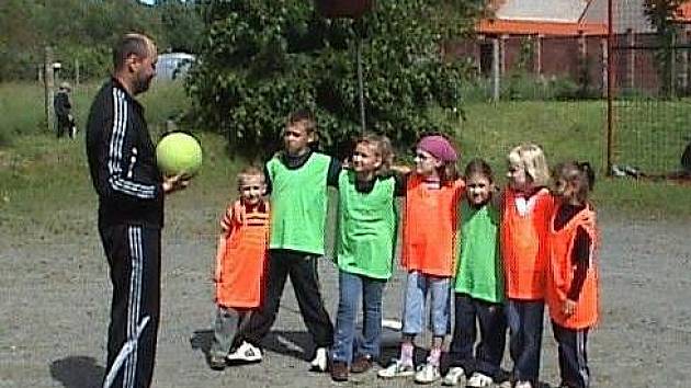 Korfbal v Letkově se zatím učí hrát sedm děvčat a tři kluci. Na snímku trenér Mojmír Šauer vysvětluje mladým korfbalistům základy hry korfbalu pro začátečníky